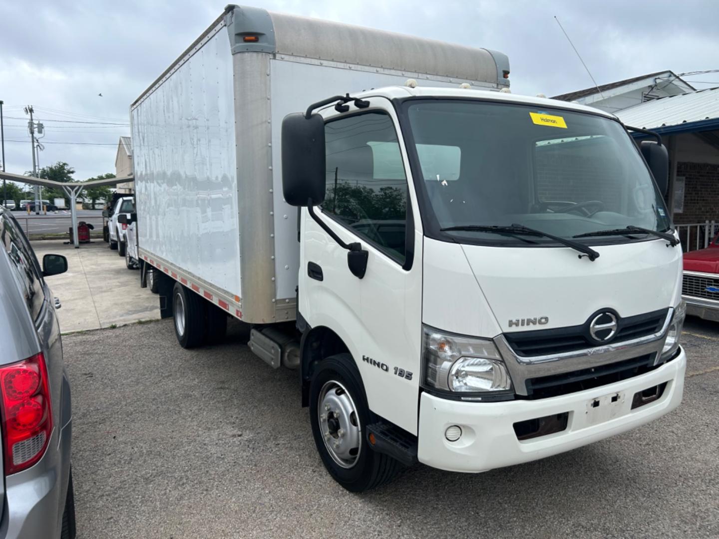 2016 White Hino XJC720 16' Box Truck (JHHRDM2H6GK) with an 5.1L 4cy engine, Automatic transmission, located at 1687 Business 35 S, New Braunfels, TX, 78130, (830) 625-7159, 29.655487, -98.051491 - Photo#3